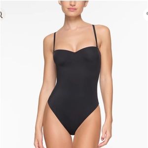 NWT SKIMS CONTOUR LIFT STRAIGHT NECK BODYSUIT STRAPLESS XS